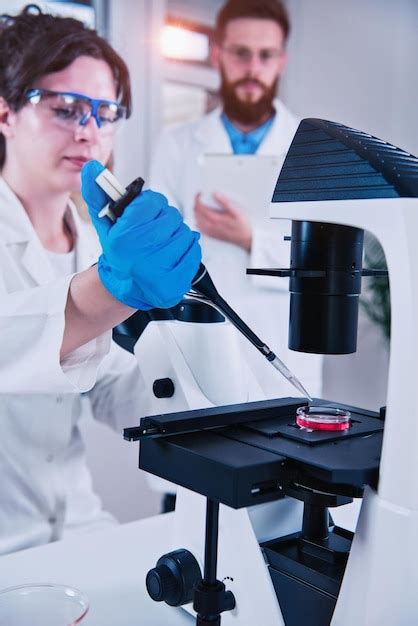 Jovem Cientista Feminina Microsc Pio Em Laborat Rio Foto Premium