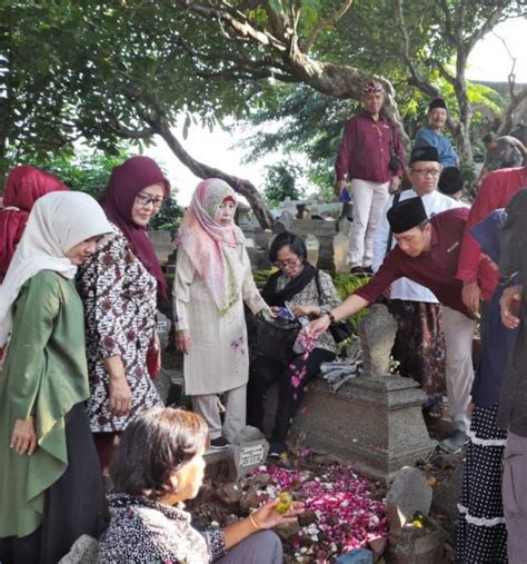 Peringati HPN 2024 PWI Jateng Ziarah Ke Makam Wartawan Senior Harian