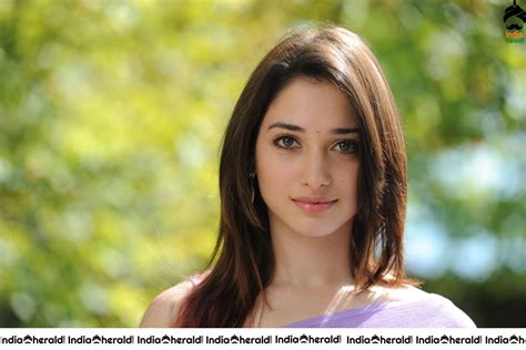 Tamanna Hot In Sleeveless Blouse And Light Colored Saree Se