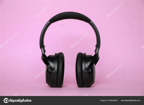 Modern Black Wireless Headphones Pink Background — Stock Photo