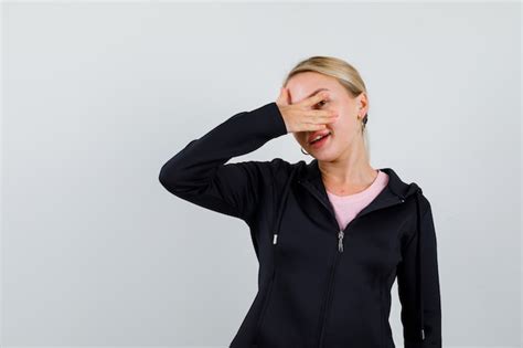 Junge Blonde Frau In Einer Schwarzen Jacke Kostenlose Foto