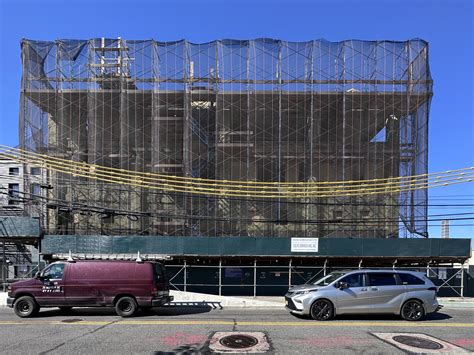 How the Vernon Boulevard waterfront views attract summer tourists 11