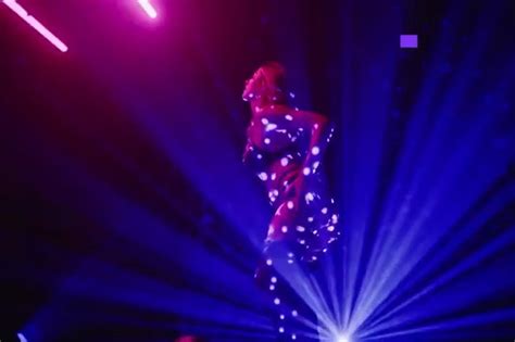 Luana Piovani surge sexy dançando de lingerie em chamada de série em Portugal assista Quem