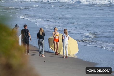 Amber Valletta Poses In A Bikini With A Big Umbrella In The Shores On The Beach In Malibu AZNude