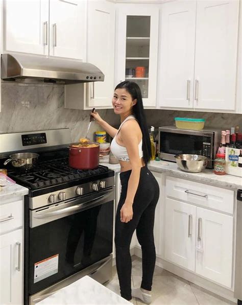 Hot Girl N Ch I Nh T Nh S I G N Gi U C N O Khi Vung Tay Mua Nh N Kim