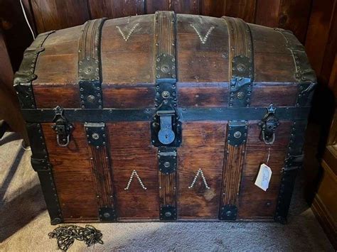 antique hump  trunk baer auctioneers realty llc