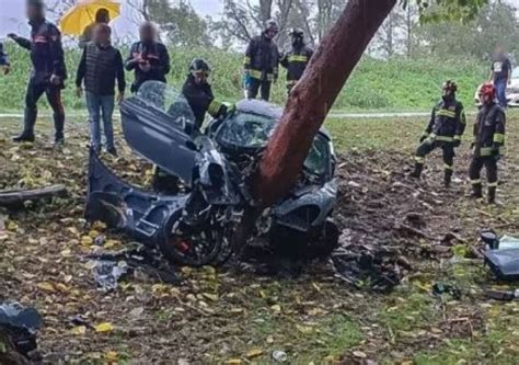 Sbanda Con La Porsche E Si Schianta Contro Un Albero Cofano