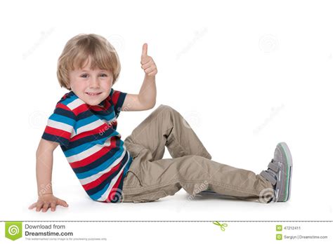 Weinig Blonde Jongen Zit Op De Vloer Stock Afbeelding Image Of Jongen Positiviteit