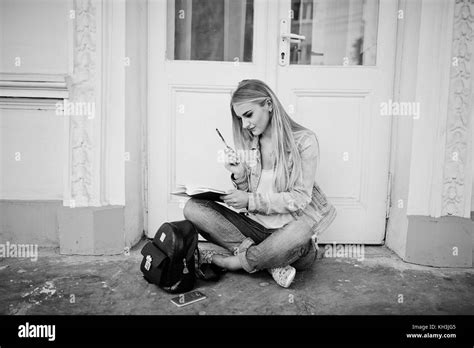 Fille Blonde L Usure Des Jeans Avec Sac Dos Pos Contre L Ancienne Porte Avec Journal Et