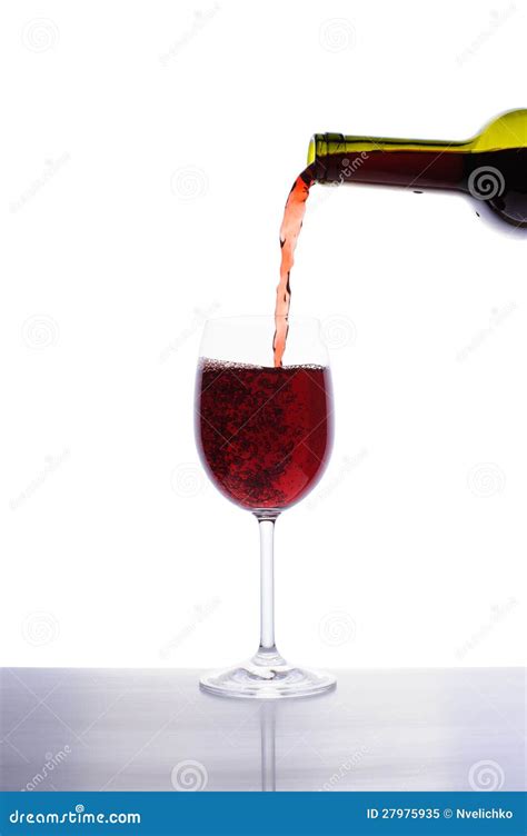 Vinho Tinto Que Derrama No Vidro De Vinho Imagem De Stock Imagem De