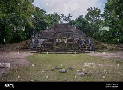 The Mayan Ruins Of Lamanai Die Maya Ruinen Von Lamanai Stock Photo Alamy