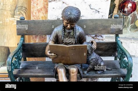 Niña perro estatua fotografías e imágenes de alta resolución Alamy