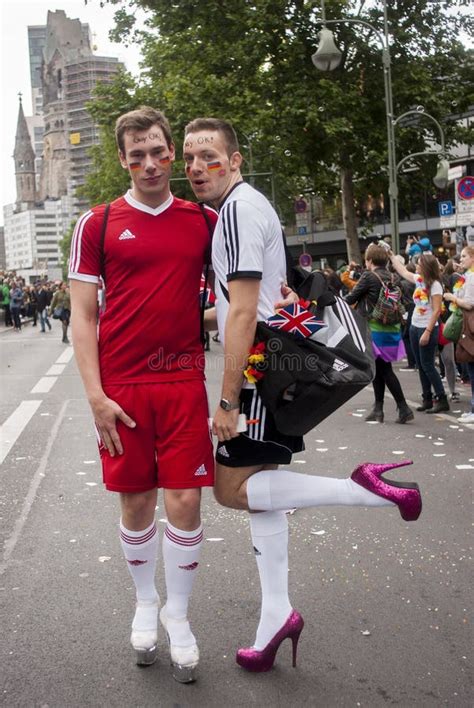 Pares Gay En Los Talones Vestidos Como Futbolistas Foto De Archivo Editorial Imagen De Traje
