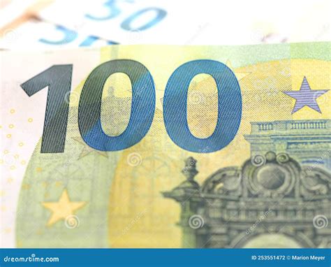 Notas Ou Notas De Euro E Euros Foto De Stock Imagem De Esteira