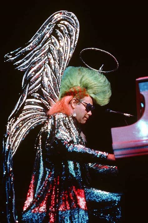 Elton John el artista que le puso color a la música cumple 74 años