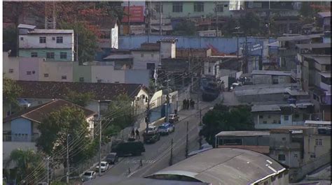 Operação policial no Complexo do Alemão RJ dura cerca de 10 horas e