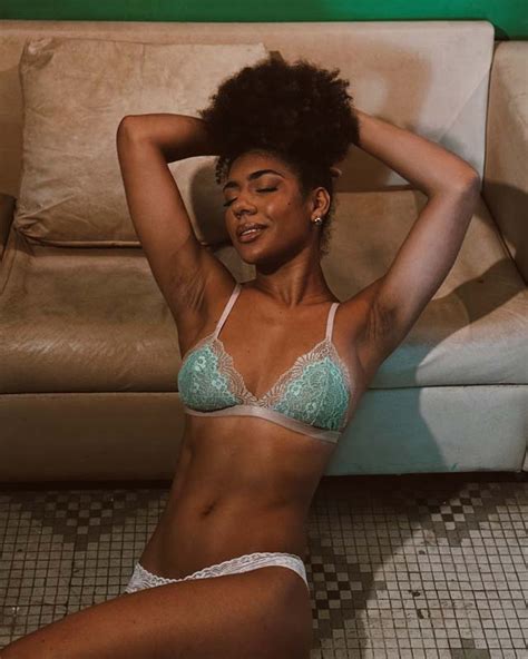 Conjunto lingerie top triângulo verde e bege calcinha string bege vovó Virna Vivi