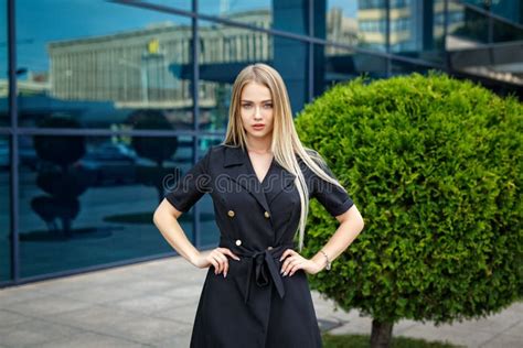 Belle Blonde Dans Une Lingerie Noire Sexy Photo Stock Image Du Personne Verticale 65397358