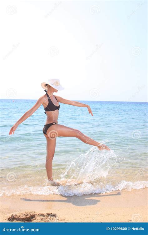 Giovane Bella Donna Bionda Abbronzata Sexy In Bikini Fotografia Stock Immagine Di Esterno