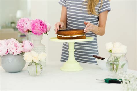 Floral Naked Cake Fashionable Hostess