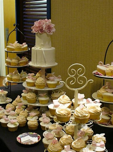 Food Favor Wedding Show Cupcakes Display Weddbook