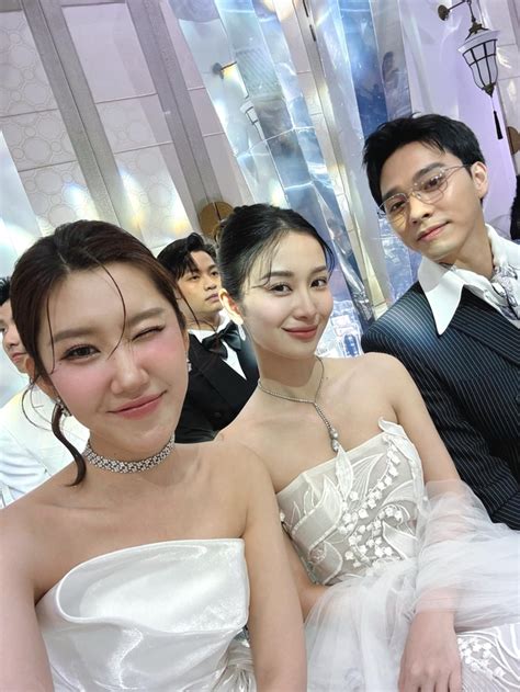 Thuý Ngân xả ảnh 5 đôi hot Vbiz Vợ chồng Midu tình tứ Hoa hậu và chồng sắp cưới hơn 17 tuổi