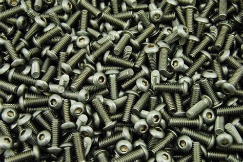 Schrauben M3 - Stahl blank, schwarz, gelb, verzinkt & Edelstahl