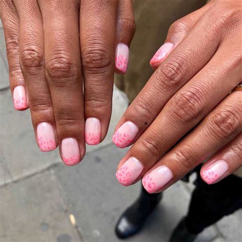 5 Diseños De Uñas Rosas Para Empezar A Teñir Tu Manicura En Clave