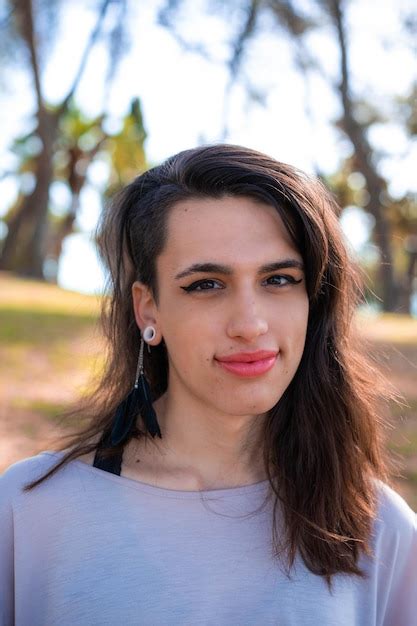 Joven mujer transgénero latina con ropa informal cara feliz sonriendo