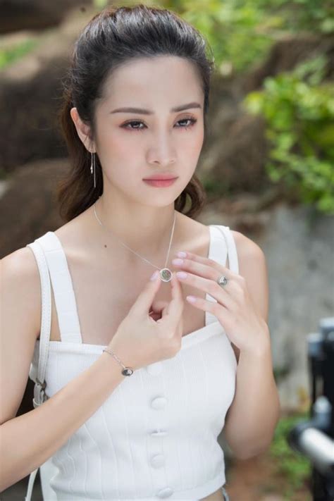 Jun Vũ Hoà Minzy Sỹ Thanh khoe dáng nóng bỏng trên biển với bikini