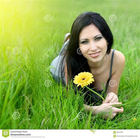 Mulher Bonita Que Relaxa Na Grama Foto De Stock Imagem De Flor