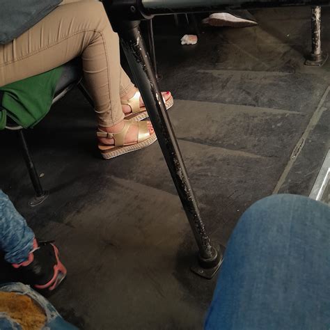 BEAUTIFUL AND CUTE FEET Ricos Pies De Milf En Sandalias En El Bus