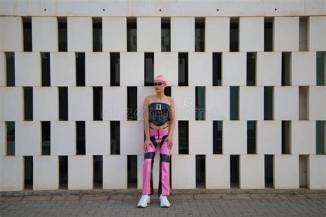 Un Joven Gay Con El Pelo Rosado Y El Maquillaje Y Usando Un Vestido Rosado Y Negro Y Gafas De