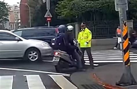 機車爸載兒紅燈右轉 與義交馬路上「催油煞車」跳恰恰 觸快訊