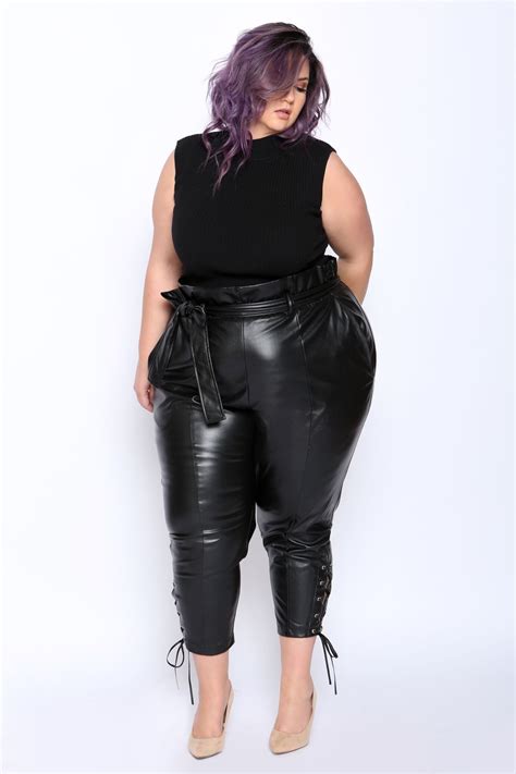 Кожаные брюки для полных женщин - фото 2023 года