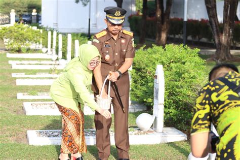 Upacara Ziarah Makam Pahlawan Dalam Rangka Hari Bhakti Adhyaksa Ke