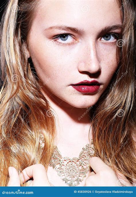 Portret Van Mooi Jong Meisje Met Blonde Haar En Sproeten Stock Foto Image Of Schoonheid Naald