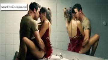 Geile Babe Doet De Benen Op En In De Badkamer Porndroids