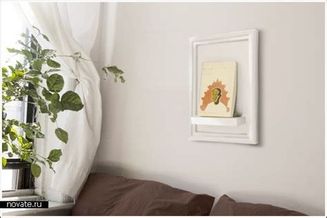 Ваза, полка и крючки в рамках