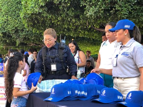 Fomentan convivencia familiar en el canje de juguetes bélicos por kits