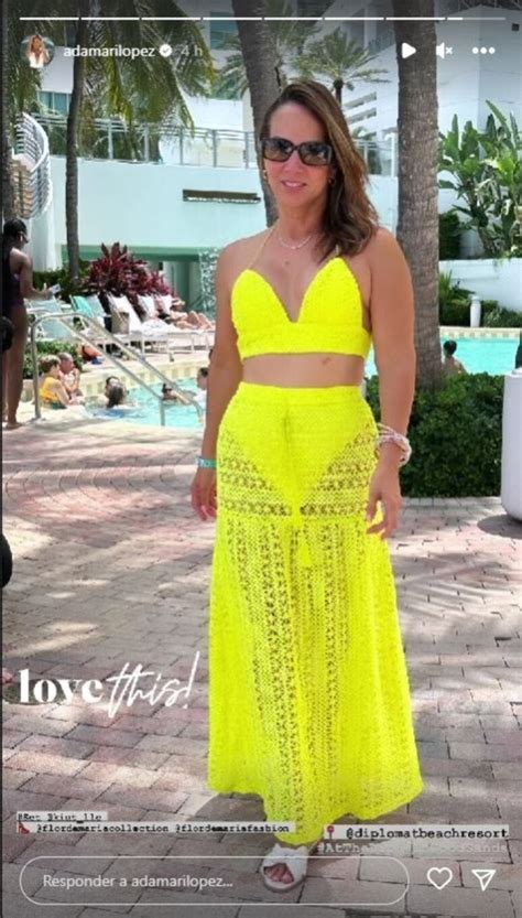 Adamari López luce el bikini neón que sí regala cintura de avispa y vientre plano a los 50