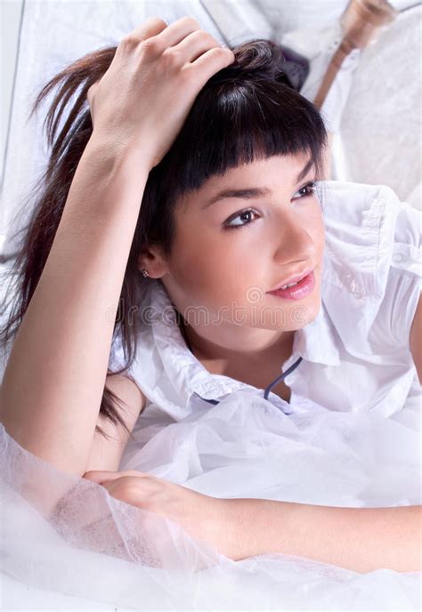 Belle Jeune Pose De Brunette Photo stock Image du dame tête 27122942