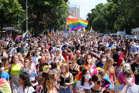 Ungheria In Migliaia Al Gay Pride Di Budapest Per Sfidare Le Politiche Del Governo Orban