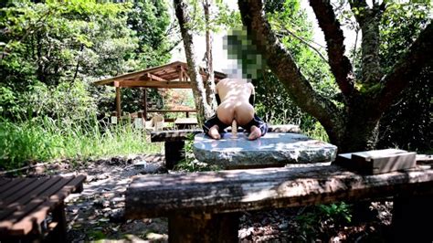 在公园的桌子上肛门手淫 Pornhub Gay