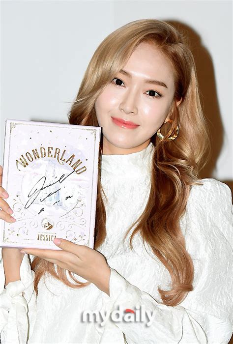 Chẳng chạy theo mốt son nude trong năm qua sao Hàn chỉ trung thành với 5 màu son bánh bèo này