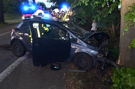 Dorstener fährt frontal gegen Baum und kommt verletzt ins Krankenhaus