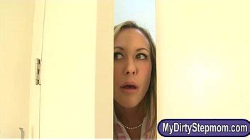 Madrastra De Tetas Grandes Pilla A Una Pareja De Follando En La Cama XVIDEOS