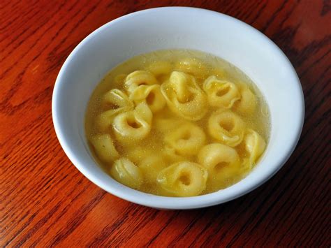 I Buonissimi Tortellini Con Il Brodo Un Classico Della Cucina Italiana