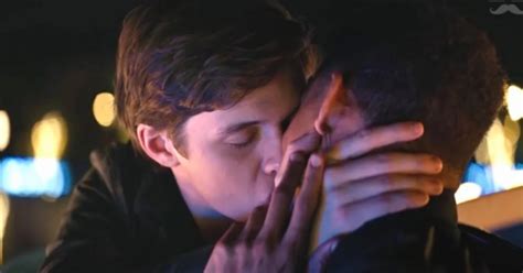 La televisión cubana censuró una escena de beso gay en la película Yo soy Simón y provocó un