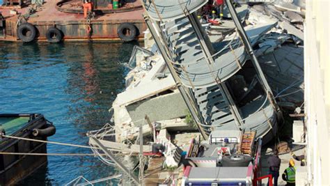 Incidente Al Porto Di Genova Nave Abbatte La Torre Piloti Morti E